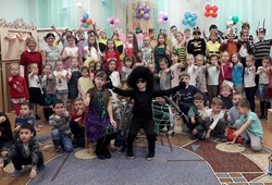 Выступление школьных артистов в детском саду